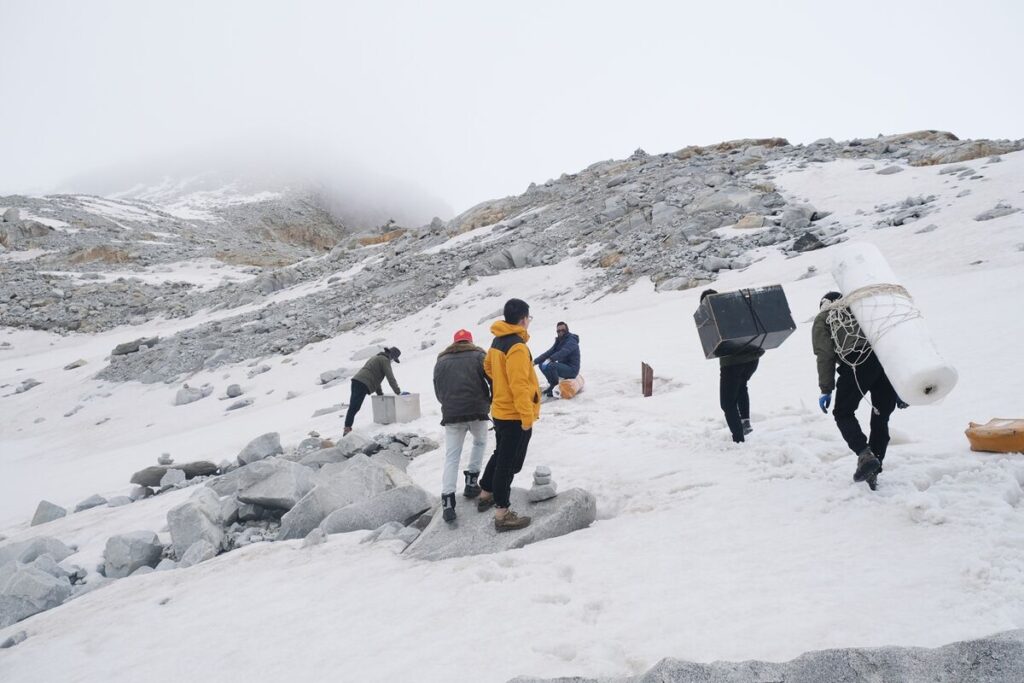 चादर डालते हुए वैज्ञानिक
