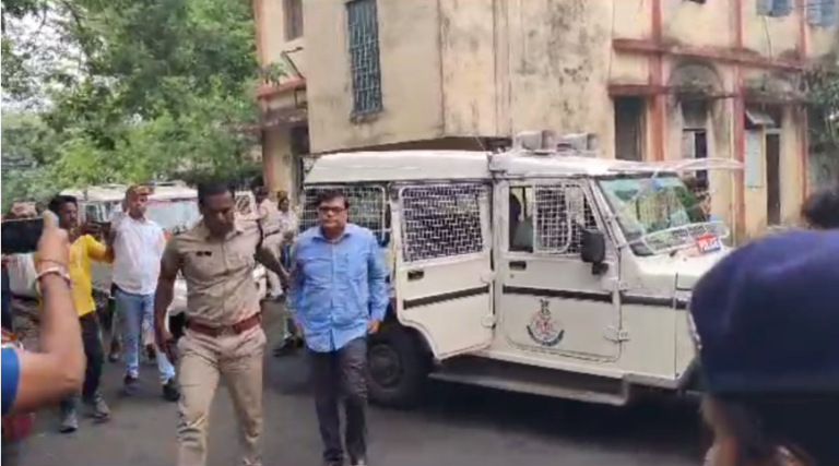 आदिवासी छात्रा से छेड़खानी करने वाले SDM गिरफ्तार होते हुए