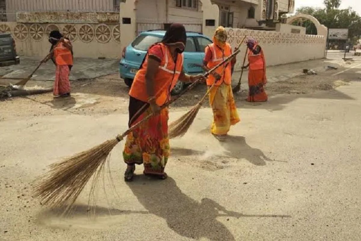 Sweepers are playing a major role in mahakumbh