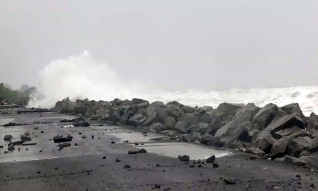 कमजोर पड़ा चक्रवात मोंथा