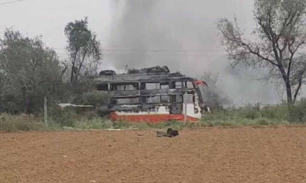 जयपुर में हाईटेंशन लाइन से बस टकराई