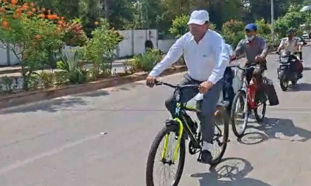 Jabalpur High Court Justice D.D. Bansal Arrives Court on Bicycle