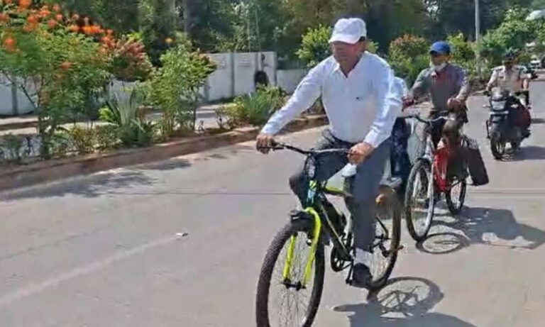 Jabalpur High Court Justice D.D. Bansal Arrives Court on Bicycle